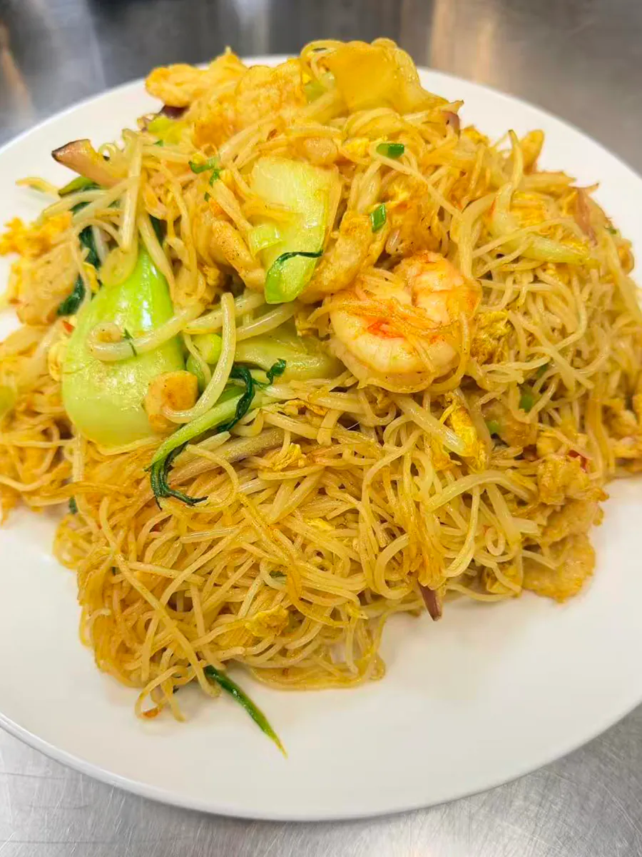 Singapore Fried Rice Noodles at Lin Dumpling，a Chinese Restaurant in Sacramento